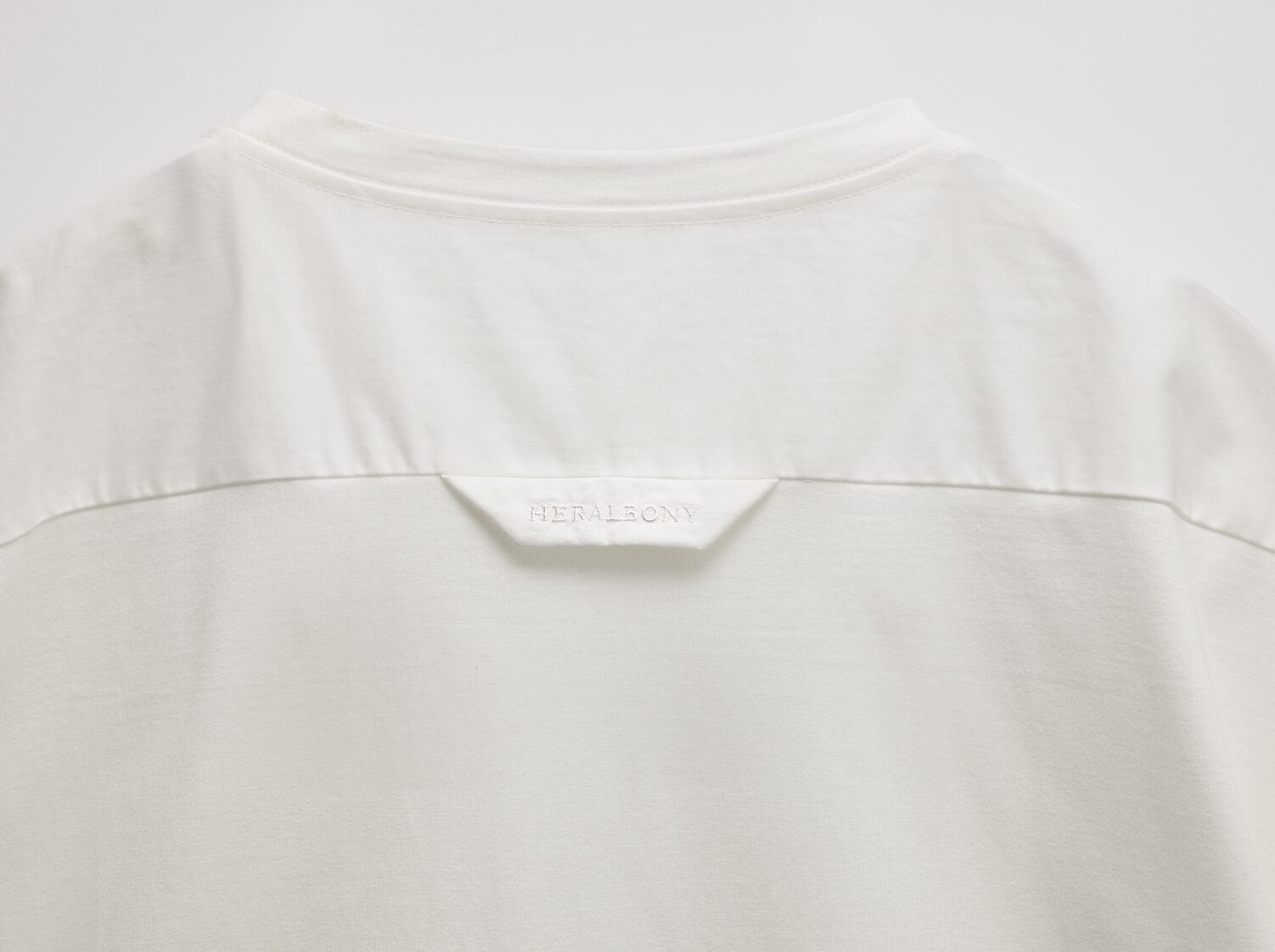 HERALBONY、世界30着限定の「シリアルNo.入りアートTシャツ」を6